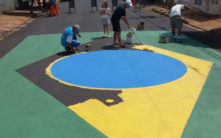 Clima De Copa Moradores Pintam Bandeira Do Brasil Em Rua Do Bairro