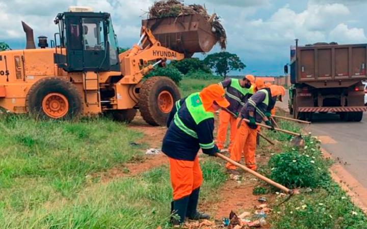 Equipes de limpeza urbana atuam nas ruas e avenidas de Uberaba (Foto/Arquivo Codau)