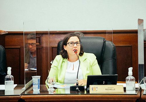 Vereadora Rochelle salientou a dificuldade de se apresentar a proposta de revisão do Plano de Carreira aos professores no momento de fechamento do ano  Foto: CMU ( )