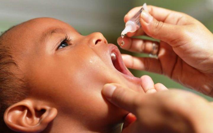 A vacinação é a única forma de prevenção da poliomielite ( )
