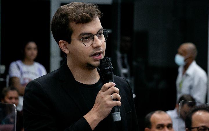 Secretário de Educação, Celso Neto, esteve no Legislativo tentando demover os vereadores de pedido de vistas, mesmo com o projeto tendo chegado na última hora (Rodrigo Garcia/CMU)