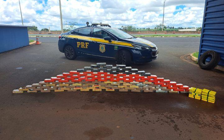 Foram 119 tabletes de cocaína e 10 tabletes de cloridrato de cocaína apreendidos (Divulgação/PRF)