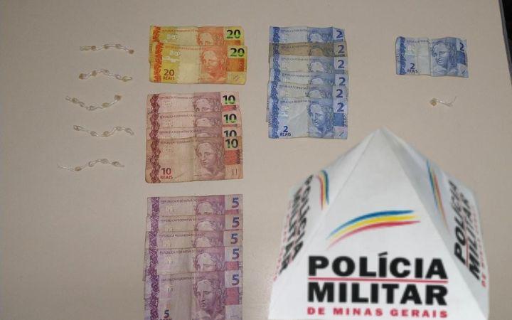 Com um dos suspeitos foram localizadas 24 pedras de crack e R$117 em dinheiro e com o outro, uma pedra (Divulgação)