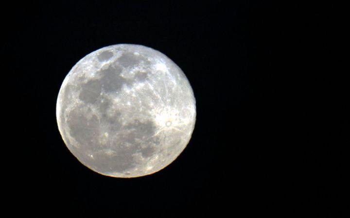 Para contemplar o fenômeno, não é necessário equipamento especial: basta olhar para o céu quando a Lua surgir no horizonte, por volta das 17h43 (Foto/Arquivo)