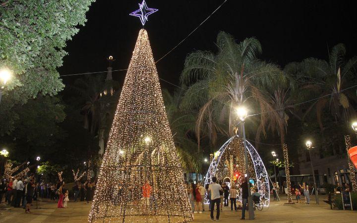 Em 2022, o evento contou com cerca de 17 pontos de decorações natalinas, entre piscas-piscas e postes personalizados para a temática ( )