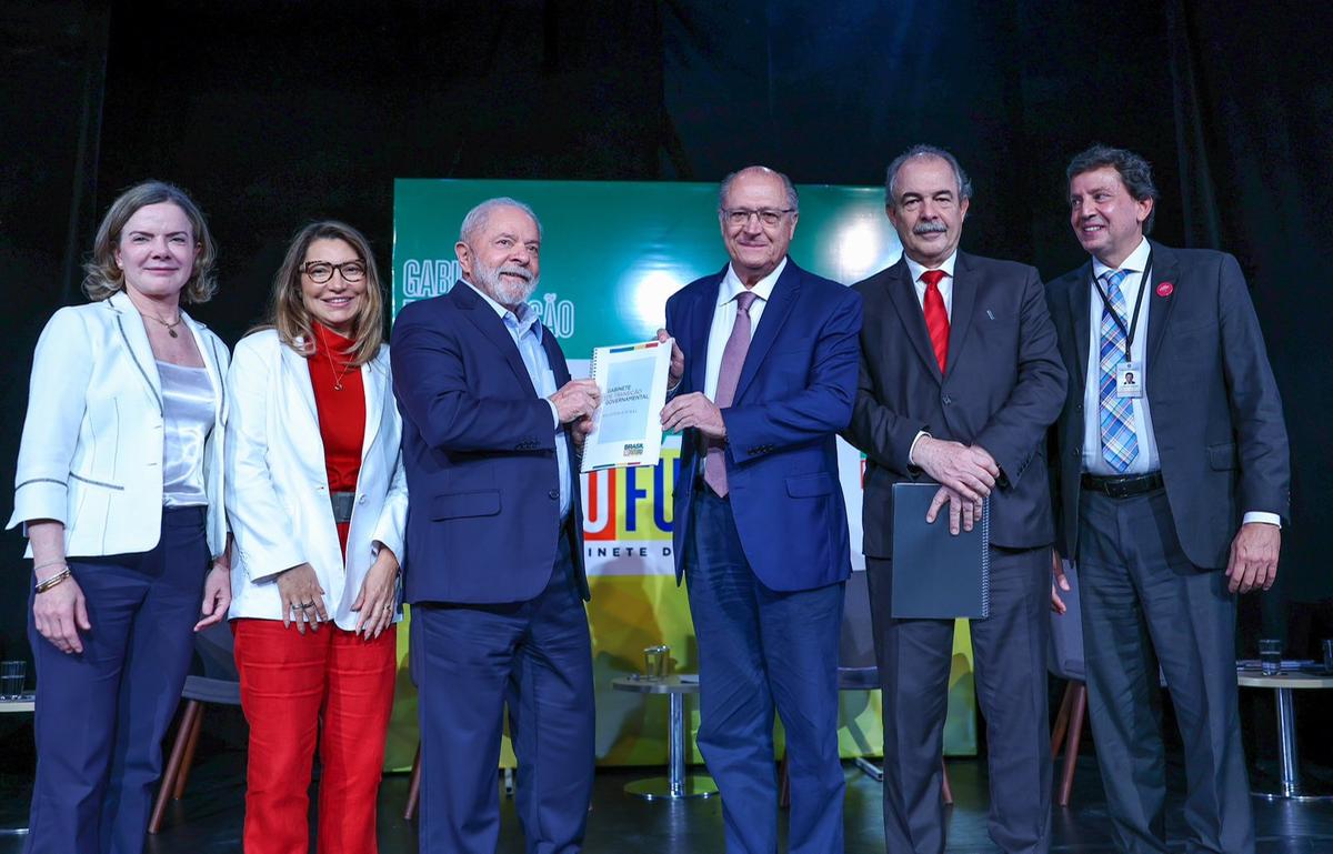 Presidente Lula e o vice, Geraldo Alckmin, com a cúpula do PT (Ricardo Stuckert)