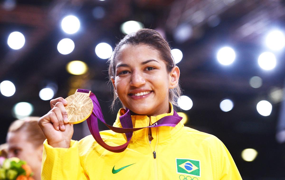 Sarah Menezes segurando a medalha de ouro (Time Brasil)