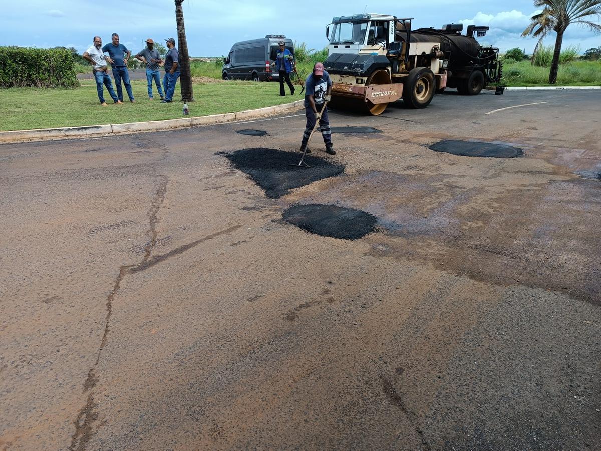 Serviço de tapa-buracos (Foto/Divulgação/PMU)