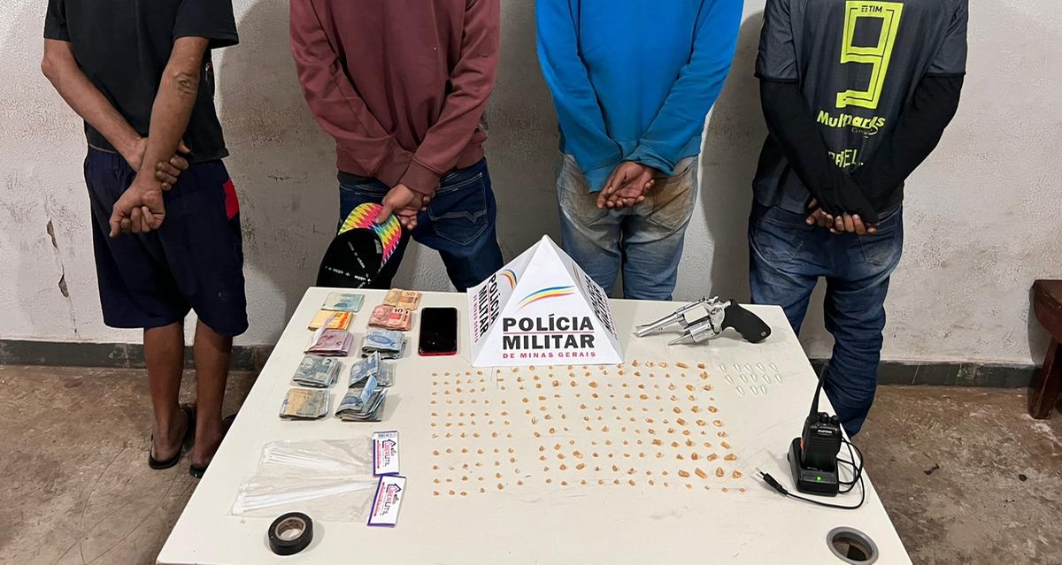 Quatro homens foram presos, mas o acusado de ser o mentor e traficante de drogas não foi encontrado (Foto/Divulgação)