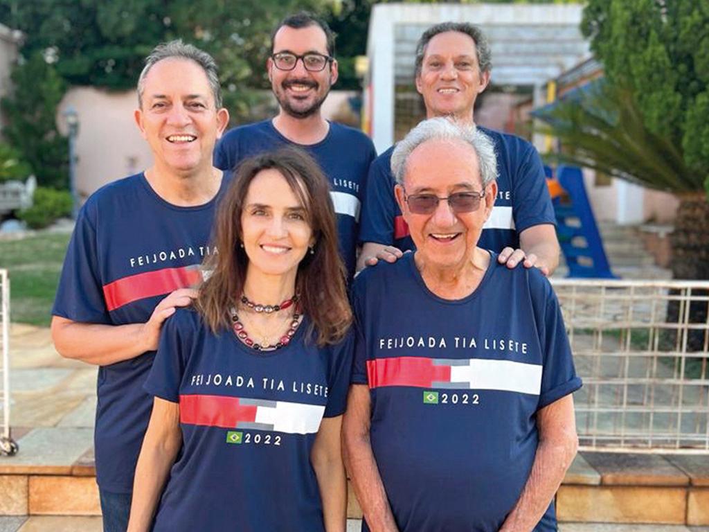 Muito querida por todos, Lisete Resende recebeu a família para sua tradicional feijoada de final de ano. Na foto, com seu pai, Gilberto Rezende, e seus irmãos Ricardo, Fabiano e Carlos 