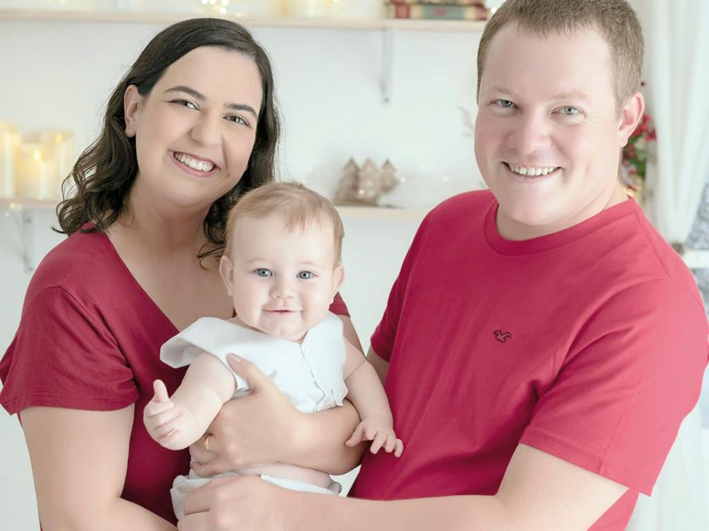 Momento fofura da coluna, com foto do garotão Davi, no colo dos pais, Camila Cristina e Rafael Henrique Vieira Pinto, em seu primeiro Natal 