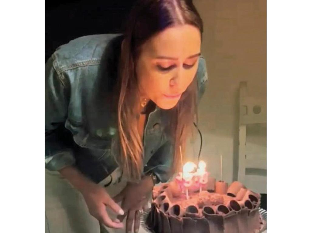 Renatinha Mourão ganhou festa surpresa para celebrar seu niver na semana passada e ainda reuniu sua turma em conhecido bar para brindar com ela. Parabéns! 