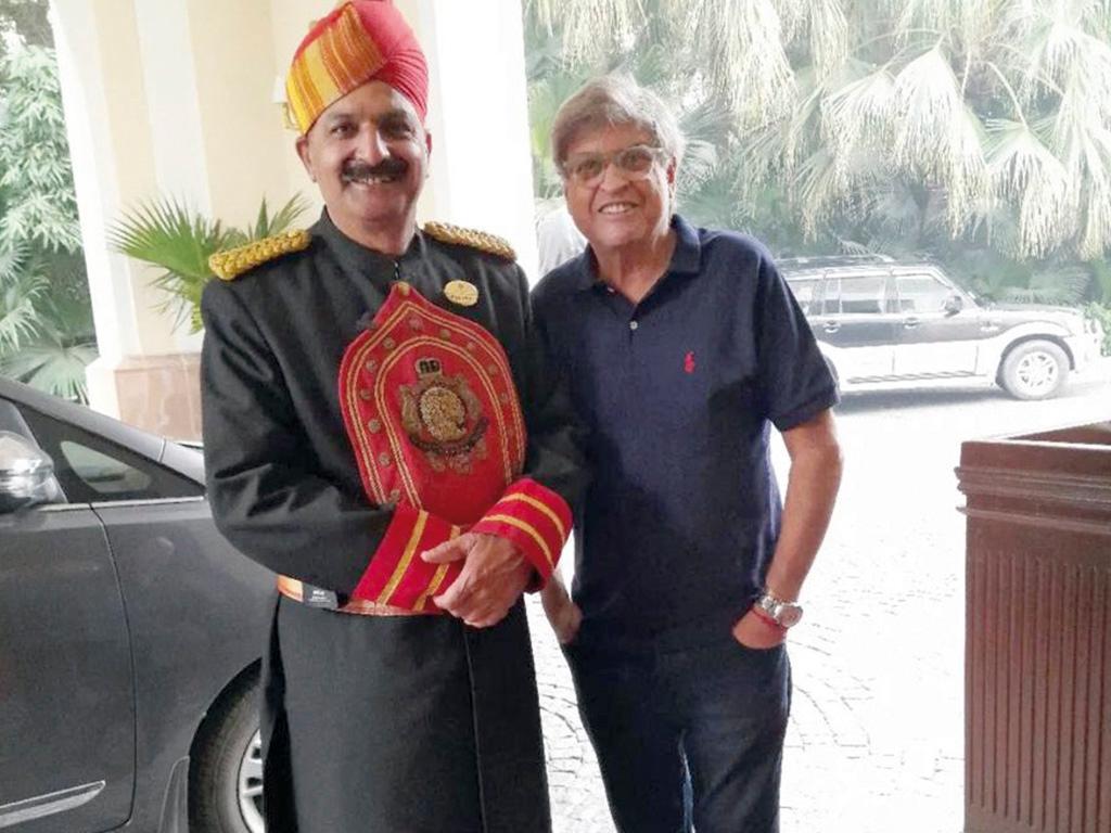 O querido amigo Tulio Oliveira passou o final de ano viajando pelo mundo e agora está em Nova Delhi, na Índia. Na foto, com o gentil funcionário do hotel The Imperial&nbsp;