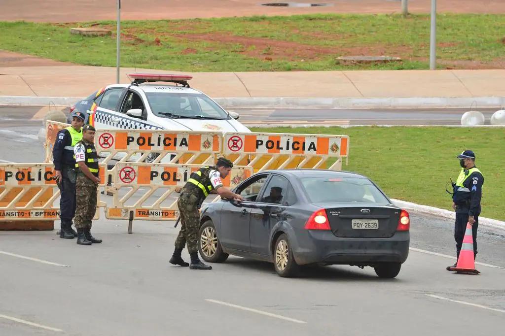 Militares monitoram um dos acessos à Esplanada dos Ministérios, fechada em função da posse de Lula na Presidência da República (Marcello Casal Jr/Agência Brasil)