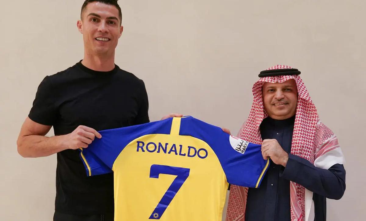  Al-Nasr, da Arábia Saudita, confirmou nesta sexta-feira (30) a contratação do atacante português Cristiano Ronaldo (Foto/Al-Nasr/Divulgação)