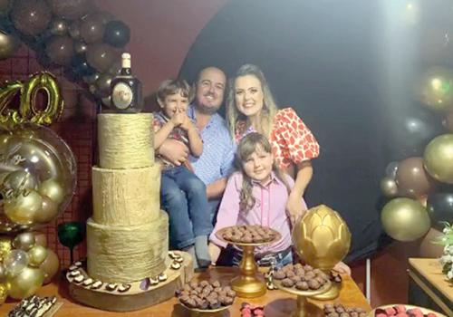 Marcelo Farah quarentou com direito a comemoração especial ao lado da esposa, Consuelo, e dos filhos, João Marcelo e Maria Laura&nbsp;