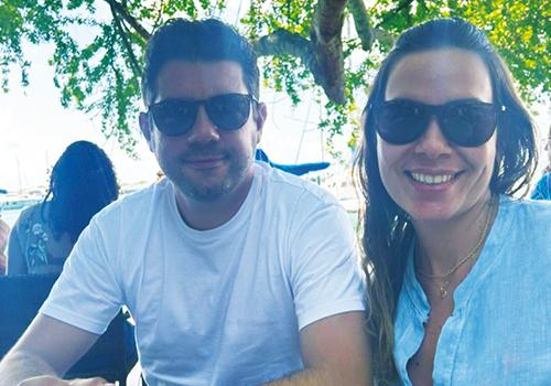 Em clima de férias e relax total, Marcos Jammal e a querida Lauren Argolo curtem a família dela e merecido descanso&nbsp;