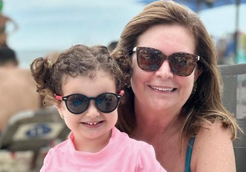 A vovó coruja Marina Cunha e a pequena Antonella se divertindo à beira mar&nbsp;