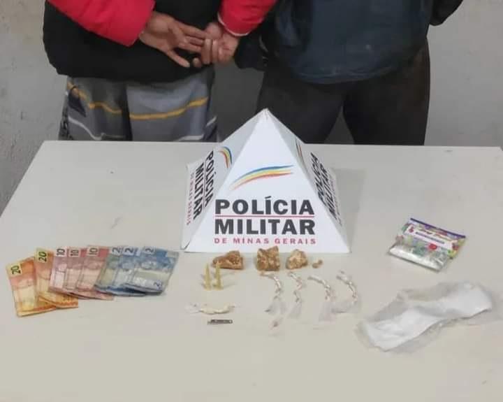 Durante revistas pessoais e buscas no imóvel, policiais militares encontraram pedras de crack com os dois homens (Foto/Divulgação)