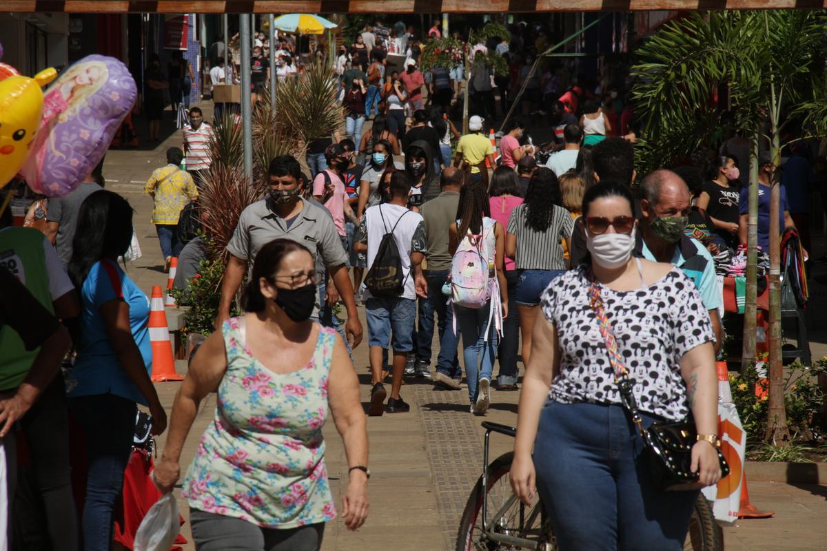Intenso fluxo de pessoas é um exemplo de como extensão da via, restrita a pedestres, pode fortalecer o comércio na região (Foto/Jairo Chagas)