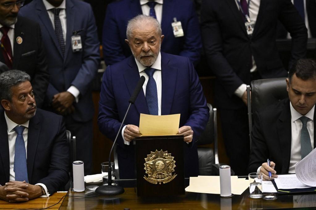 O novo presidente do Brasil, Luiz Inácio Lula da Silva, faz um discurso após a posse durante sua cerimônia de posse no Congresso Nacional em Brasília, em 1º de janeiro de 2023 (Foto/Mauro Pimentel/AFP)