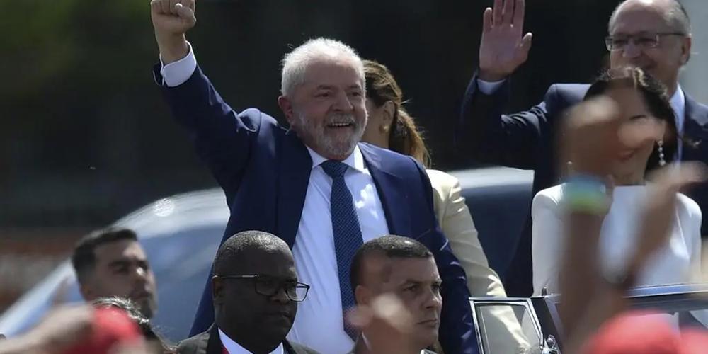 Em discurso de posse, Lula anuncia revogação dos decretos que dão