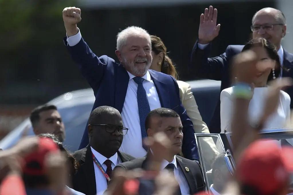 Presidente Lula fez desfile em carro aberto  (Foto/CARL DE SOUZA/AFP)