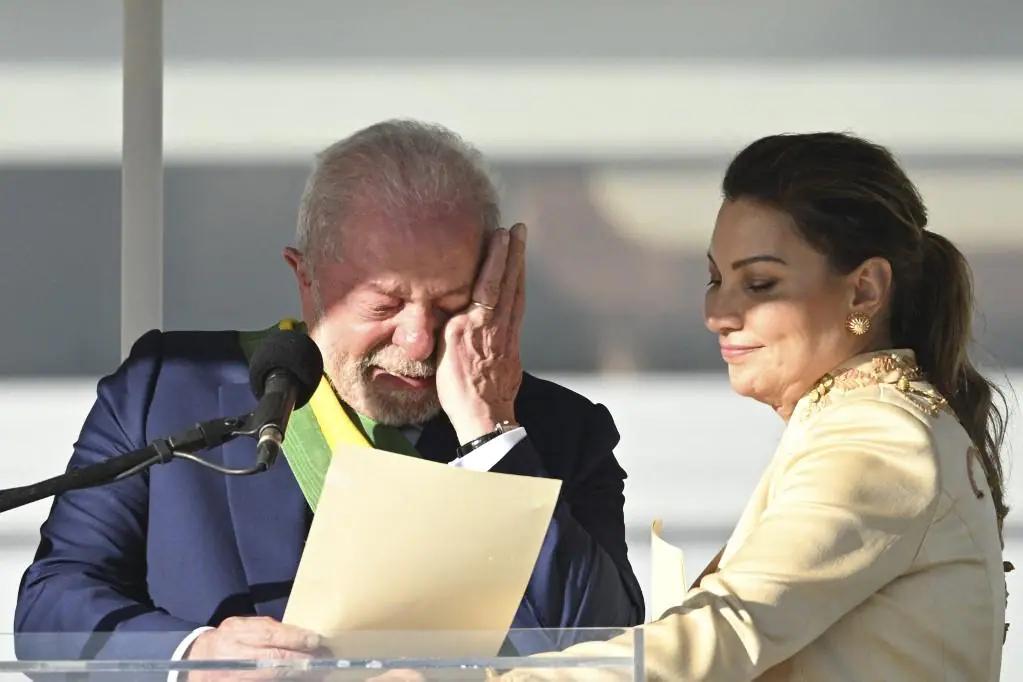 Lula chora, ao lado de Janja, durante discurso ao público  (Foto/Evaristo Sá/AFP)