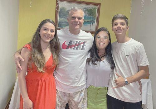 Família Alto astral, reunida na virada, Juninho, Mônica ladeados pelos filhos Nana e Henrique Gondim&nbsp;