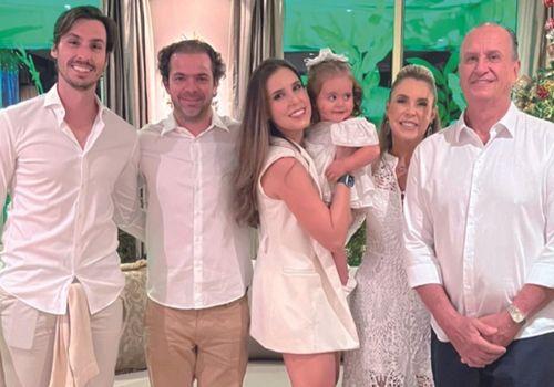 Arnaldo e Ana Letícia Acedo Prata com a fofa Constança, alegria da família e os filhos Pedro e Florença de braços dados com Guilherme Detoni&nbsp;