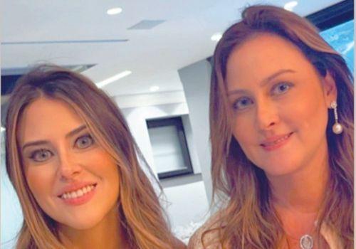 As irmãos Renata e Fernanda Tuychi eram pura animação na chegada no novo ano&nbsp;