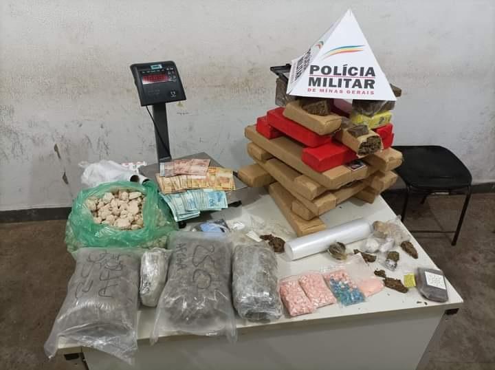 Foram apreendidos cerca de 18 quilos de maconha, 400 gramas de haxixe, três sacos contendo ecstasy, 4,5 quilos da substância “MD” e duas balanças de precisão  ((Foto/Divulgação))