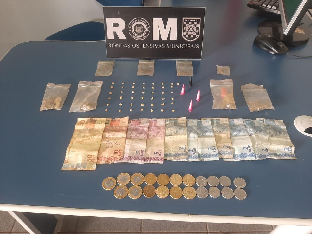 Com o acusado foram encontradas oito buchas de maconha, 43 pedras de crack, 4 porções de cocaína, R$84,00 em espécie e R$11,00 em moedas ((Foto/Divulgação))