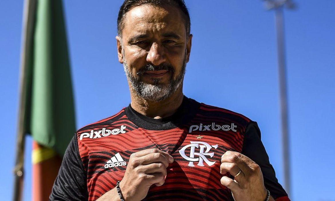 "É com muita satisfação que aceitamos esse grande desafio, com responsabilidade, compromisso", disse Vítor Pereira (Foto/Flamengo/Reprodução Twitter)