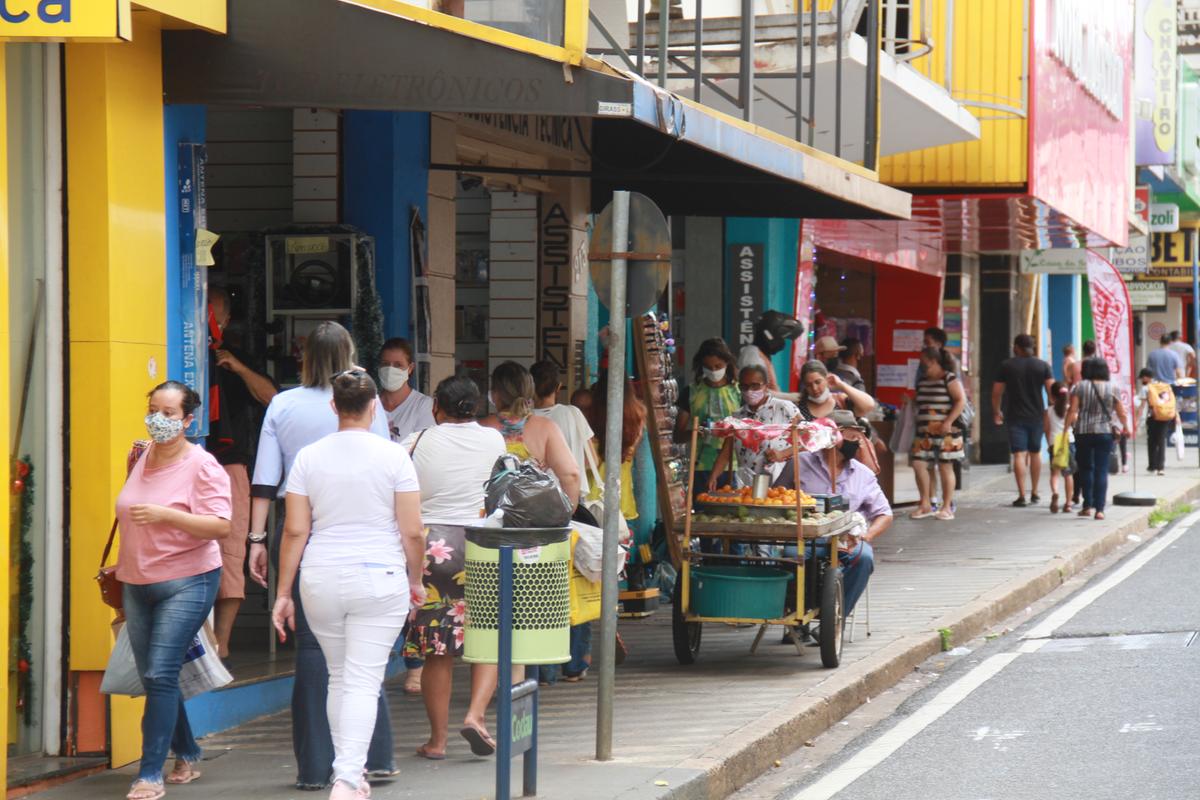 Para utilizar o espaço da calçada, o proprietário deve procurar autorização da Prefeitura (Foto/Jairo Chagas)