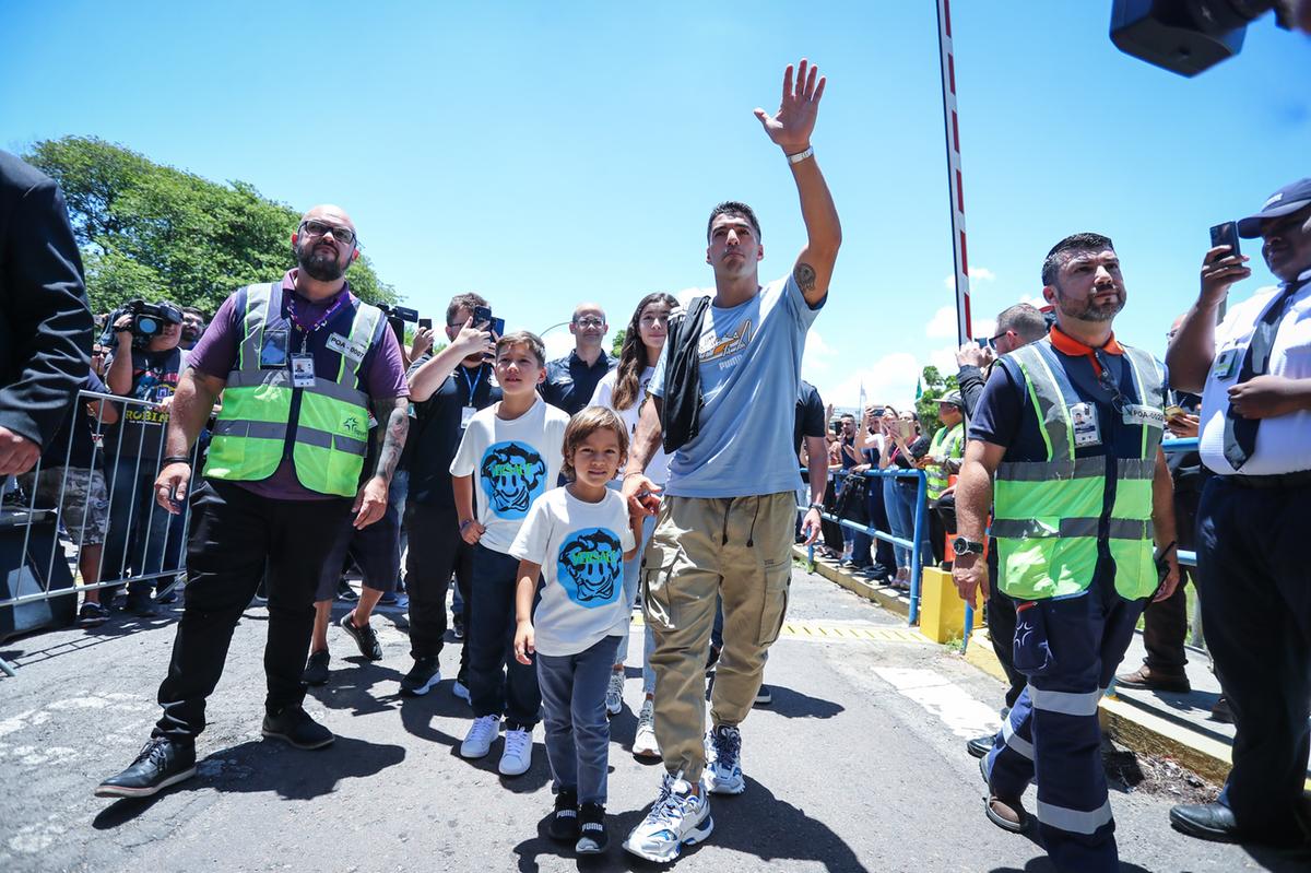 Luis Suárez chega ao Grêmio (Foto/Lucas Uebel/Grêmio FBPA - via Twitter @Gremio)