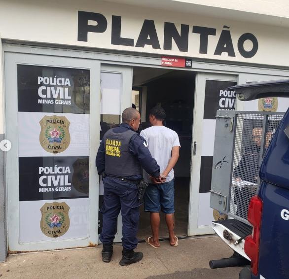 Suspeito estava em uma praça nos arredores da escola (Foto/Divulgação/GCM)