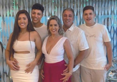 Vem 2023! Tânia e Aloisio Caetano com os filhos Ana Gaby – de mãos dadas com Brayan Oliveira – e Heli Neto, na virada do ano (Foto/Arquivo Pessoal)