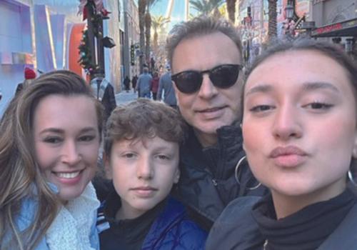 Superintendente do Shopping Uberaba, Fabiano Guerra com a esposa Josi e os filhos Pietra e Theo receberam 2023 em Nova York (Foto/Arquivo Pessoal)