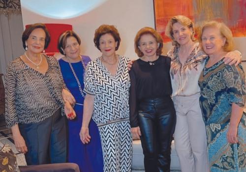 Quem aniversariou em 28 de dezembro foi Velma Hial, que recebeu um grupo grande de amigas em sua residência. Na foto Auxiliadora Oliveira, Vitória Prado, a aniversariante, Lígia Lima, Glaucia Facury e Telma Sabino (Foto/Arquivo Pessoal)