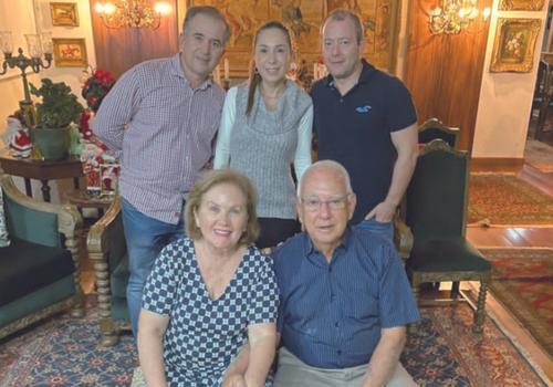 Amigos queridos Telma e Milton Castro com os filhos Rodrigo, Marcela e Milton Jr. na intimista ceia de ano novo da família (Foto/Arquivo Pessoal)