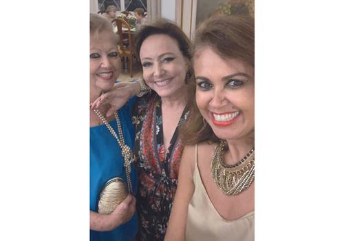 Vanessa von Glehn (à direita) com sua mãe Dora e esta colunista na noite do réveillon (Foto/Arquivo Pessoal)