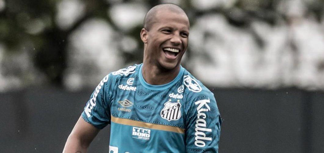 Carlos Sanchez deixa o Santos FC para terminar carreira no Peñarol (Foto/Reprodução Twitter @patosanz_20)