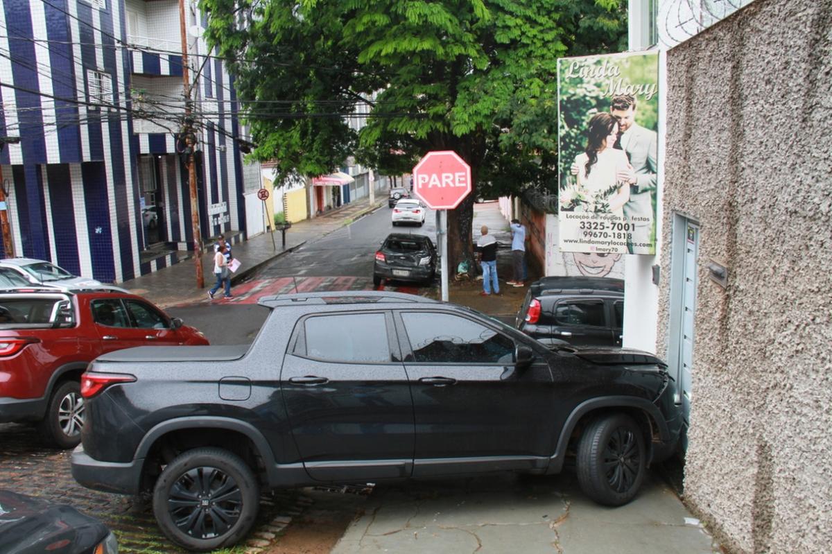 Carro derrapou no cruzamento da rua Senador Pena com a rua Governador Valadares (Foto/Jairo Chagas)