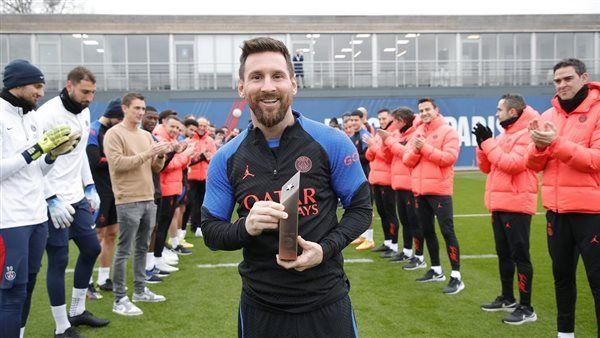 Na volta aos treinos do PSG, todos os presentes fizeram uma guarda de honra e aplaudiram Messi, que foi o melhor jogador da Copa do Qatar (Foto/Tribunmadura.com)