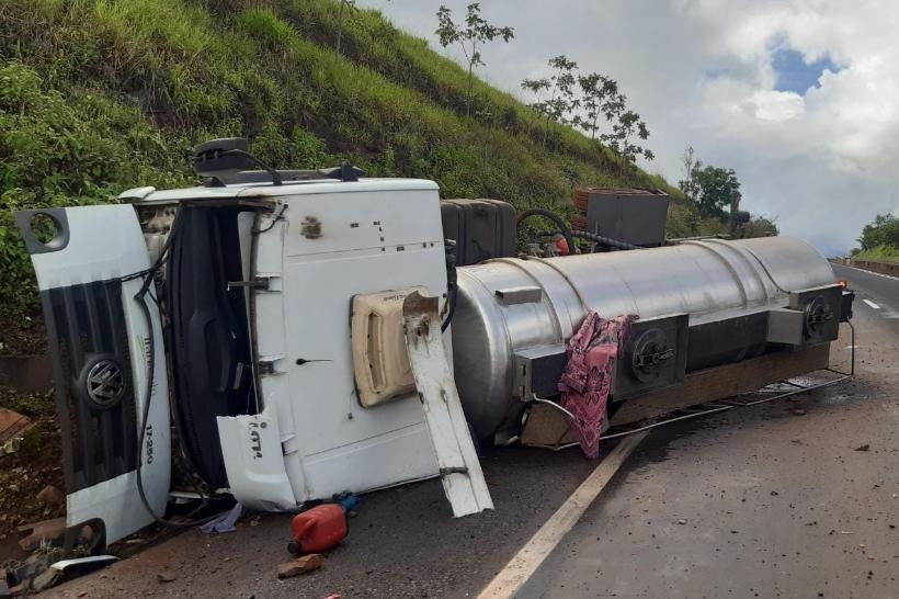 Carreta tombou na BR-050, em Uberaba (Foto/Jairo Chagas)