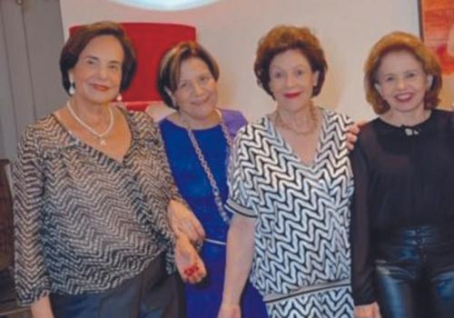 A aniversariante com as amigas, Auxiliadora Oliveira, Vitória Prado e Lígia Lima (Foto/Arquivo Pessoal)