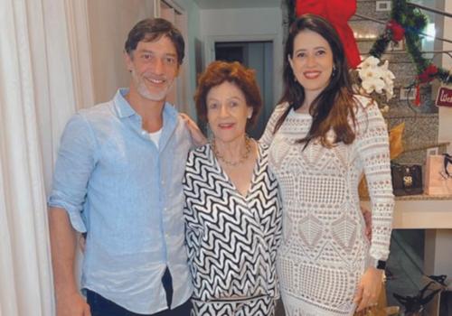 A chique Velma Hial terminou o ano recebendo familiares e amigos íntimos em sua festa de aniversário. Na foto com o filho Fausto Hial e a nora Letícia Nunes Hial (Foto/Arquivo Pessoal)