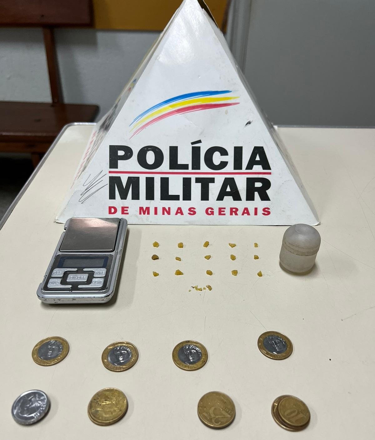 Com o acusado foram encontradas moedas e uma balança de precisão, usada para pesagem de drogas (Foto/Divulgação)