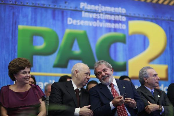 Em 2010, lançamento do Programa de Aceleração do Crescimento (PAC) II, pela então ministra Dilma Rousseff, o vice-presidente José Alencar, o presidente Lula e o presidente da Câmara, Michel Temer (Foto/Ricardo Stuckert/Divulgação/Arquivo)